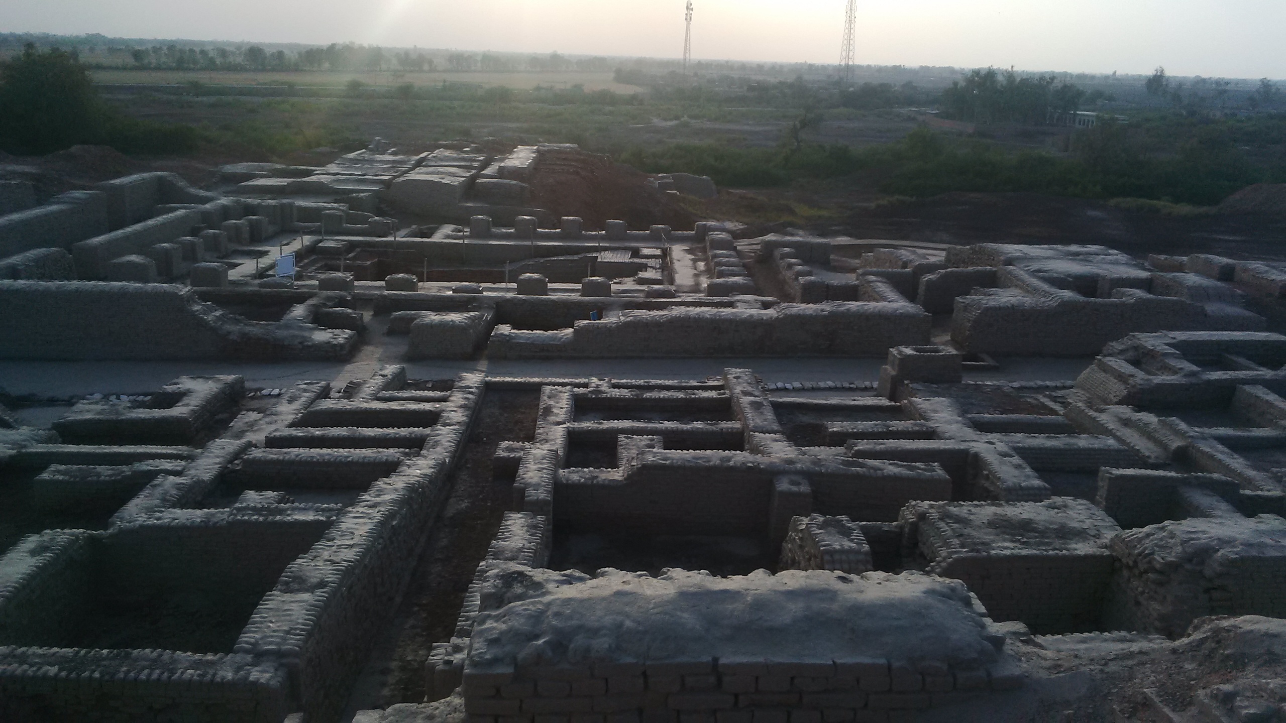 Urban planning - Mohenjo Daro (The Mond of the Deads)