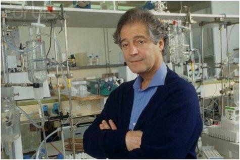 Jacques Benveniste standing with folded arms in his laboratory