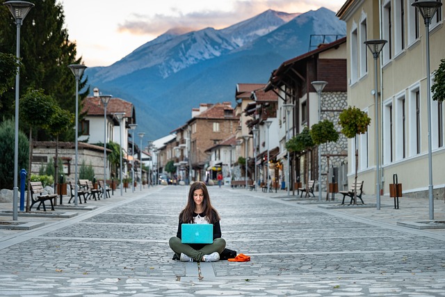 What is a digital nomad and which are the top 10 countries for digital nomads